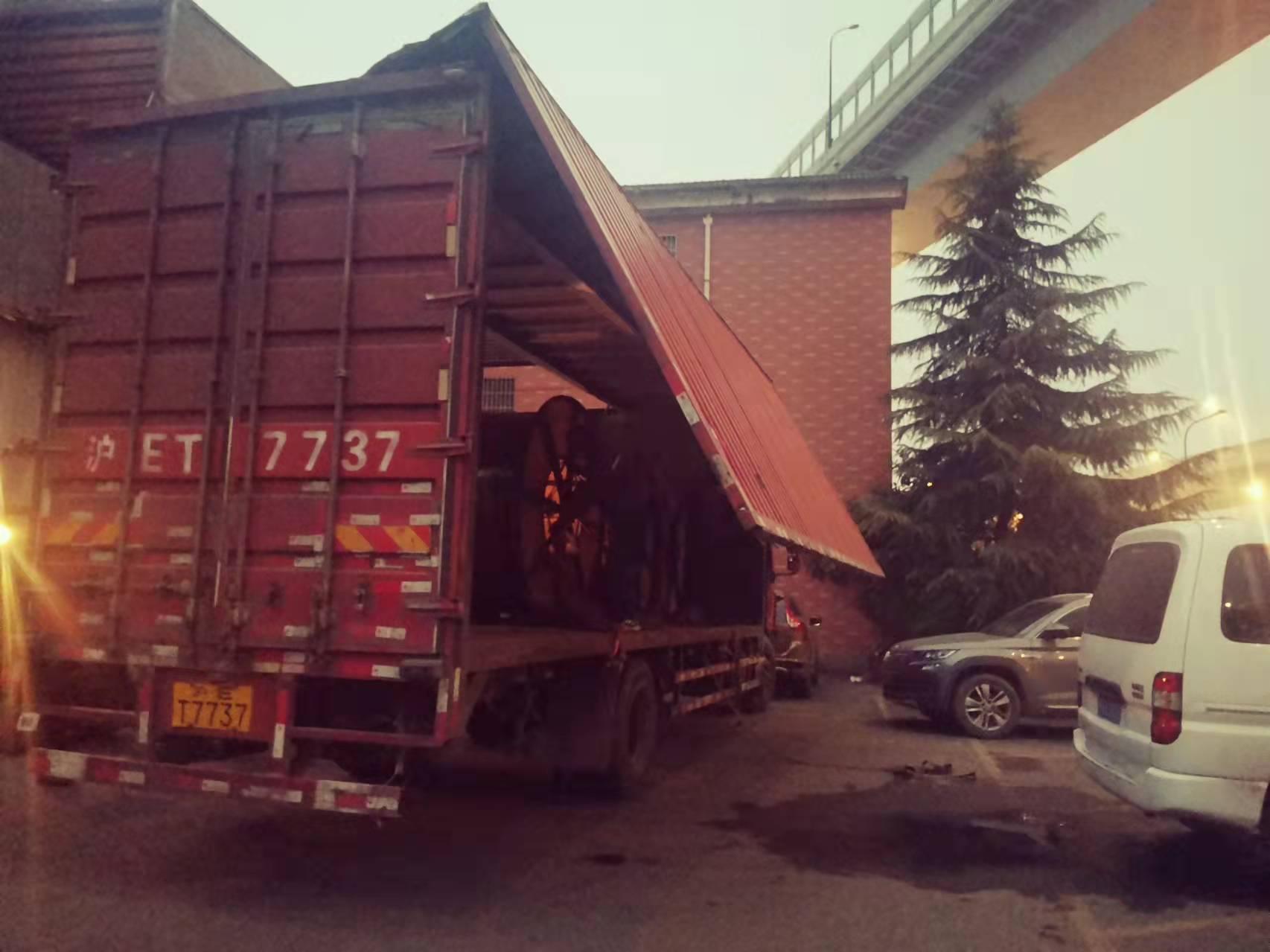 大貨車裝運現場 大貨車裝運現場