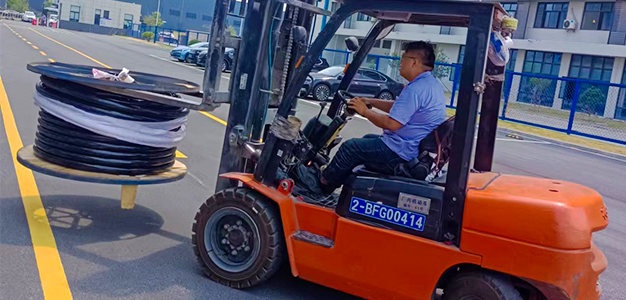 YJV3x240+2x120銅芯電纜.jpg YJV3x240+2x120銅芯電纜.jpg